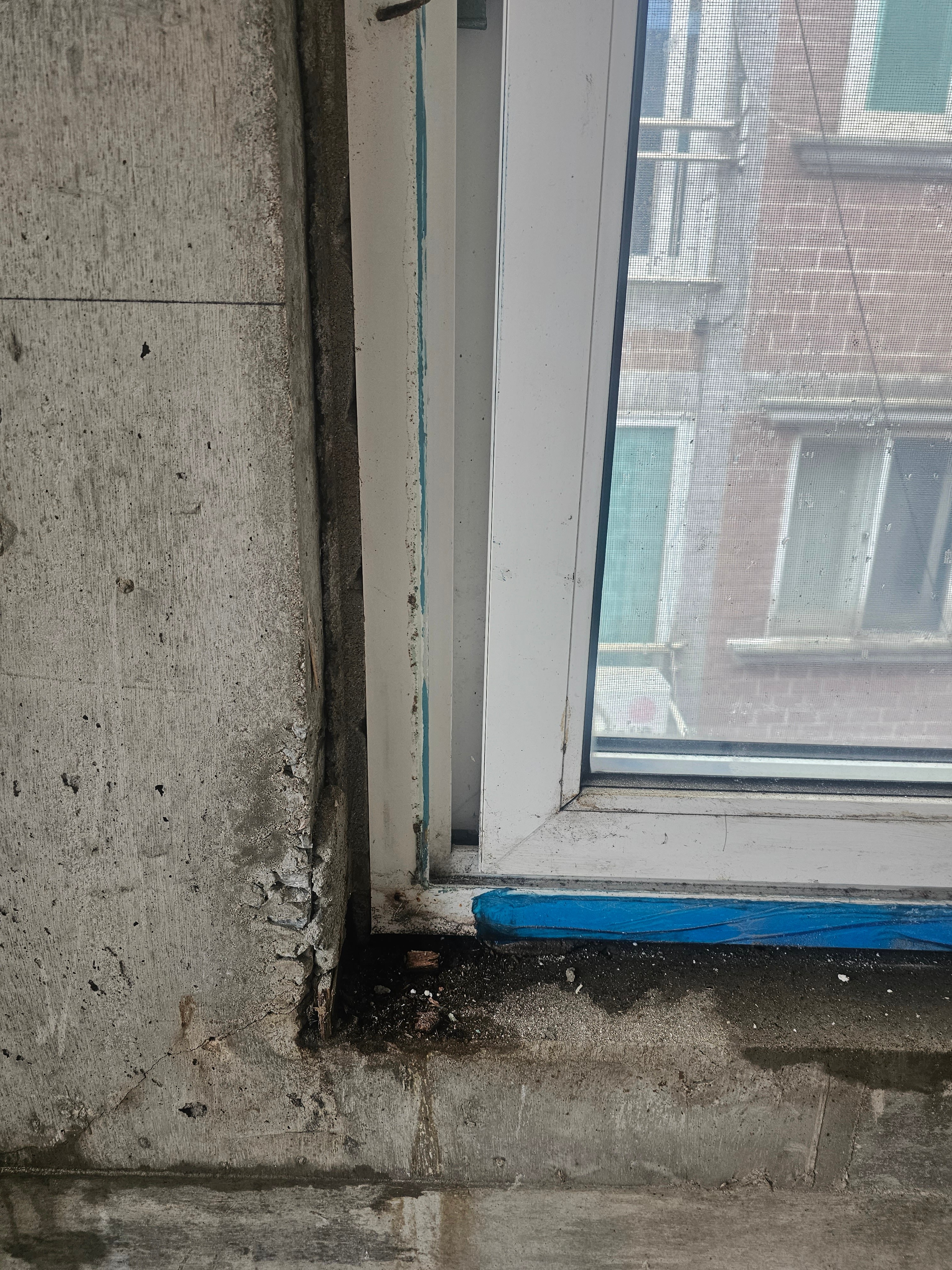 창 모서리와 벽이 만나는 부분의 틈과 짙은 오염·물길 흔적입니다. 빗물은 창 자체보다 이런 틈으로 들어오는 경우가 많습니다.