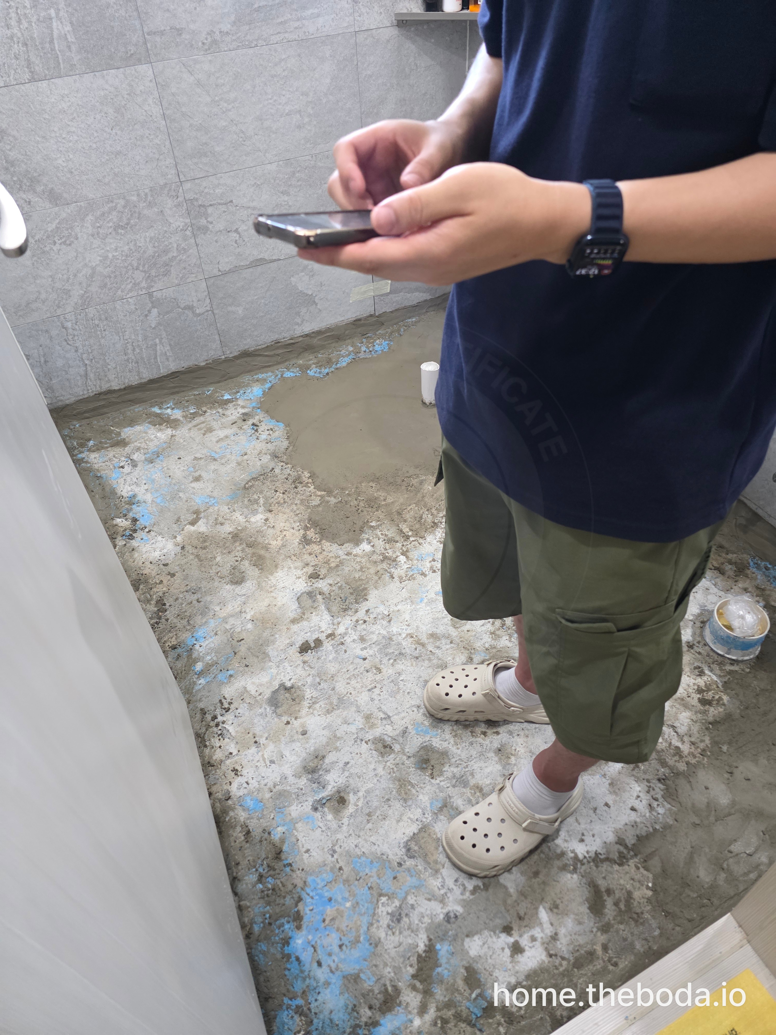 반대로, 바탕을 제대로 만들지 않고 도막을 올리면 이렇게 됩니다 — 파란 부분은 바탕에 붙지 못하고 떠버린(박리) 방수 도막입니다. 그래서 순서상 '바탕 만들기'가 가장 먼저입니다. (현장 사진)
