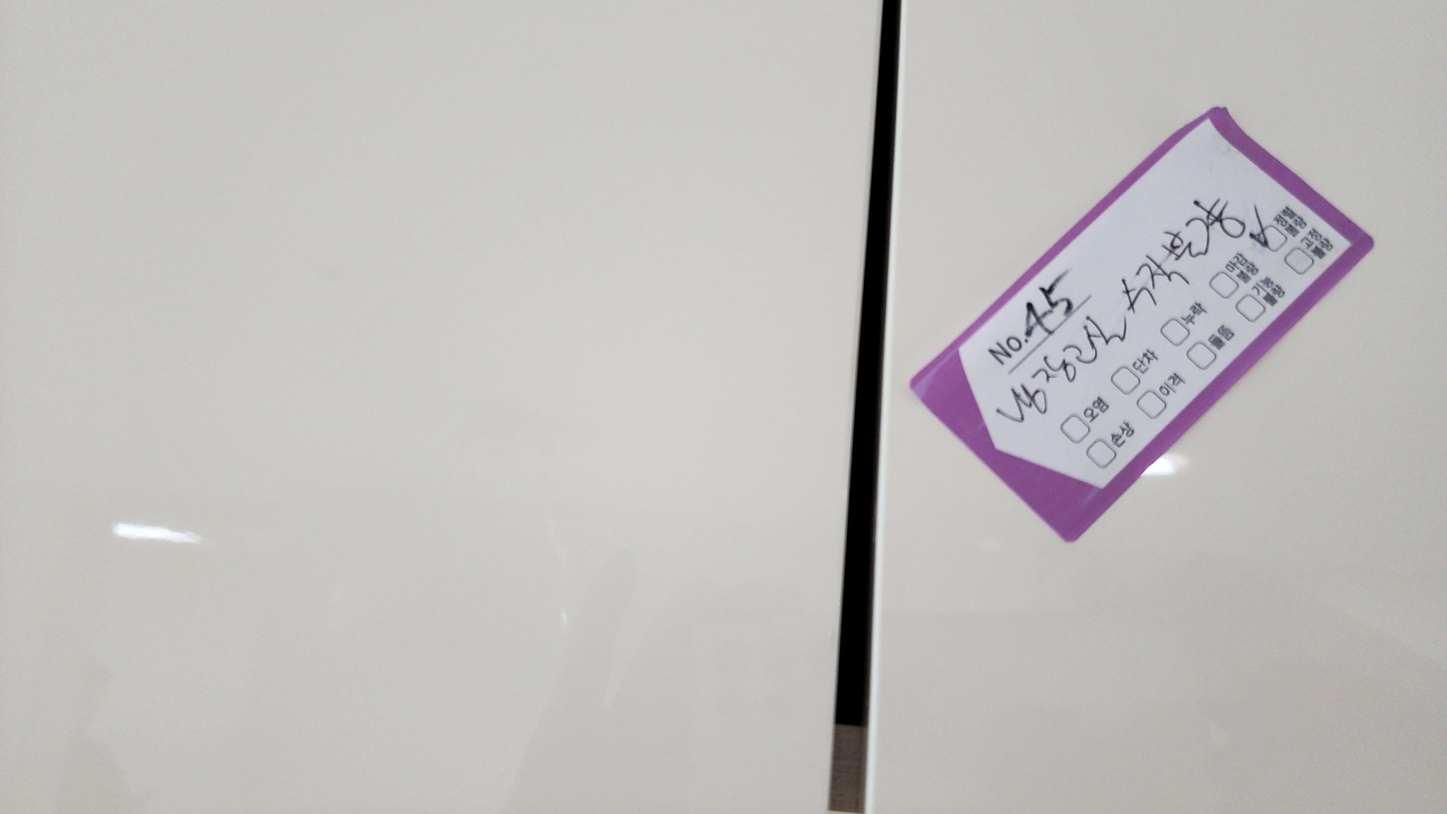 실제 현장 사진. 주방 가구 정렬불량 항목입니다. 문짝의 정렬뿐 아니라 고정·개폐 상태도 보수 후 다시 확인할 부분입니다.